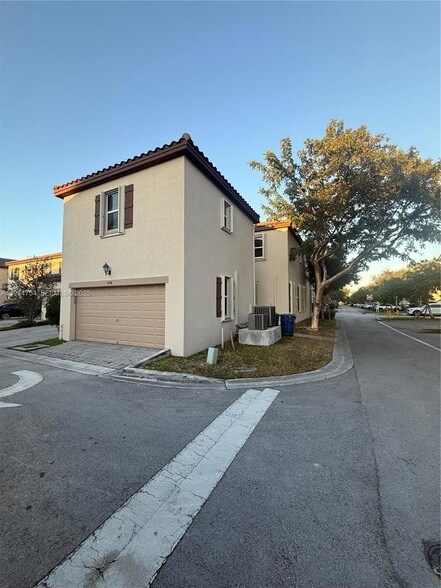 Building Photo - 9248 SW 170th Pl
