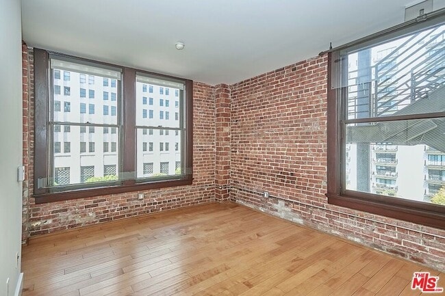 Building Photo - 460 S Spring St