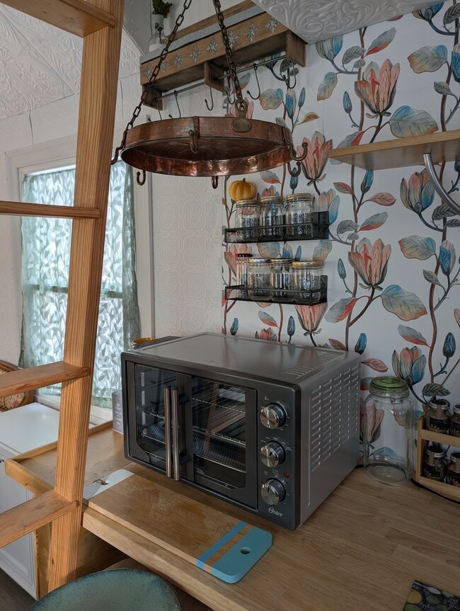 Building Photo - 16 Pine St