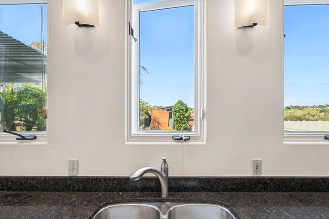 Building Photo - 2700 Barnson Pl