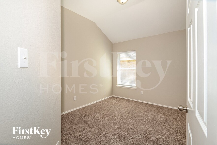 Building Photo - 215 Mulberry Dr