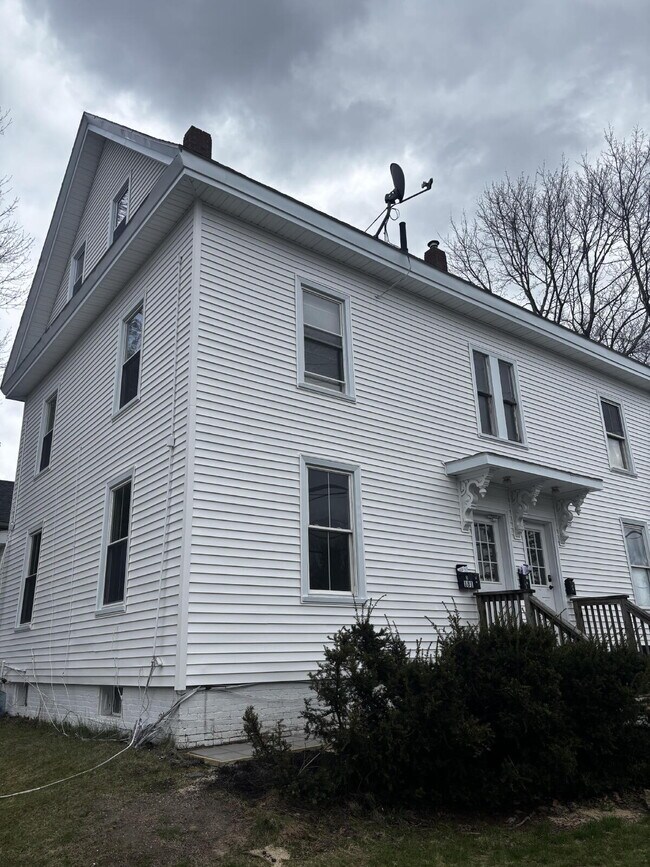 Building Photo - Bright, Updated 2-Bedroom Apartment in a Convenient Bath Location