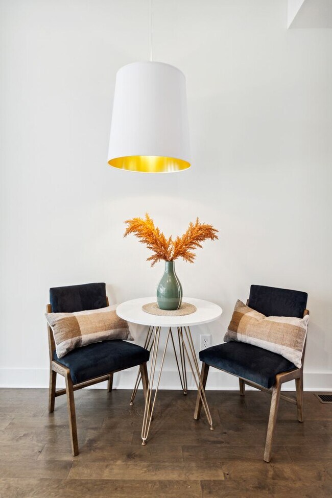 Building Photo - Designer Townhome Walking Distance to Summ...