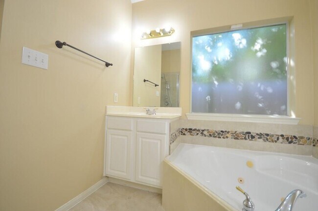 Building Photo - 15603 Tarpon Springs Ct