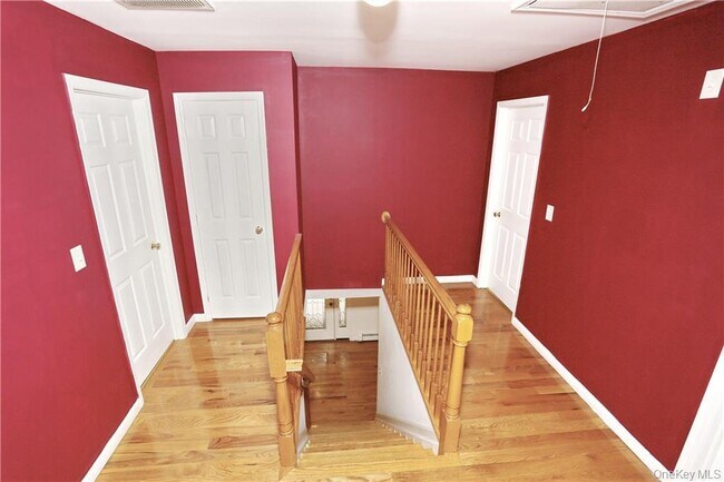 Building Photo - 80 Old Quaker Hill Rd