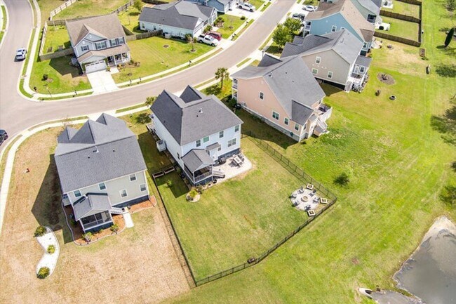 Building Photo - Show stopping 5 bed/3 bath rental in the h...