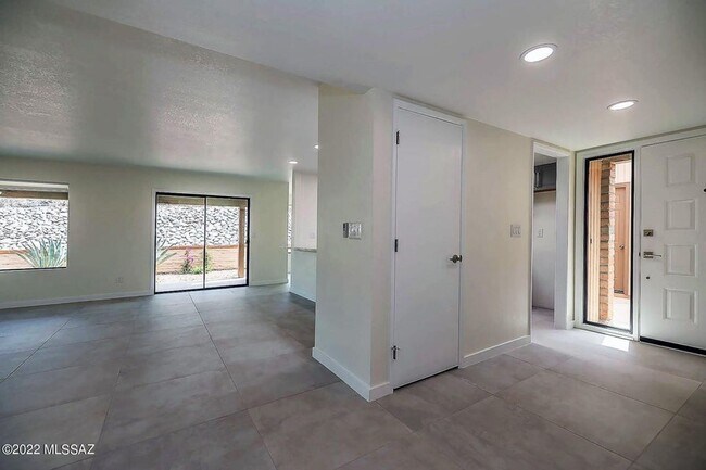 Building Photo - 4989 N Territory Ave