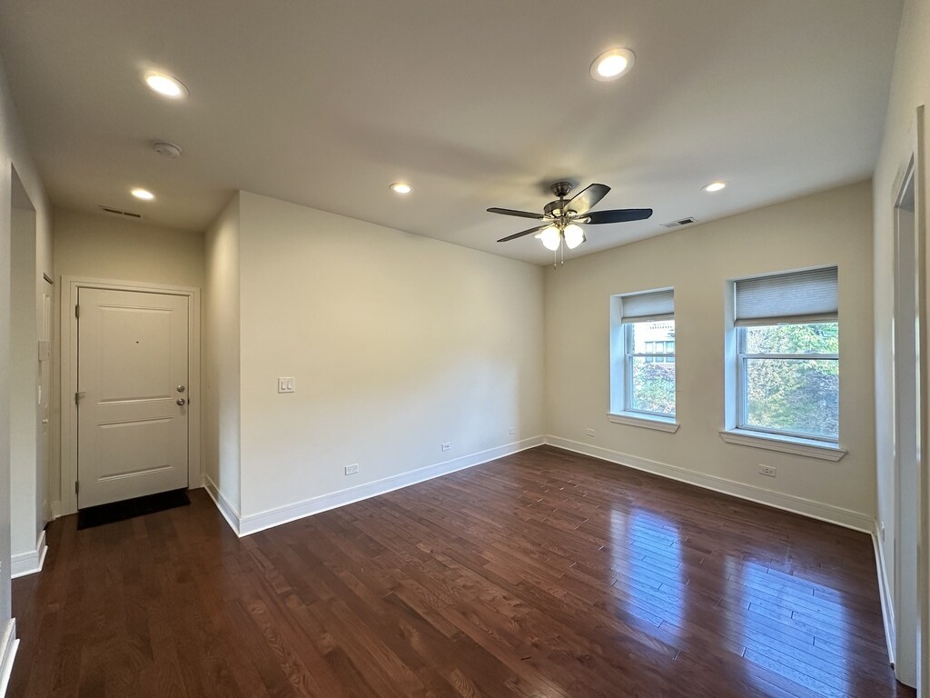 Building Photo - 1159 W Lunt Ave