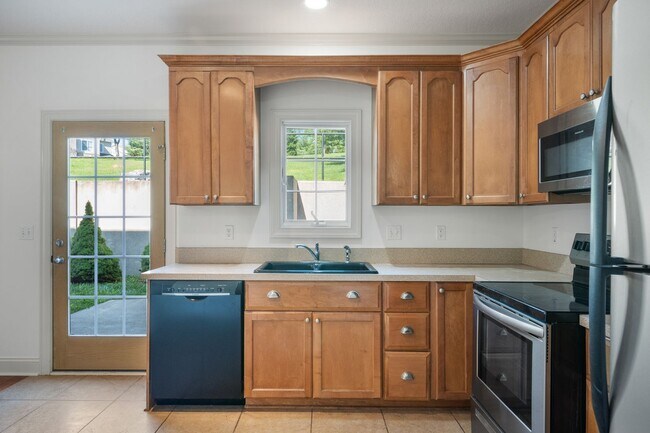 Building Photo - 3 bed/2 1/2 Bath. Pet Friendly, Pool,