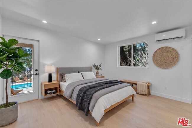 Building Photo - 6913 Encino Ave