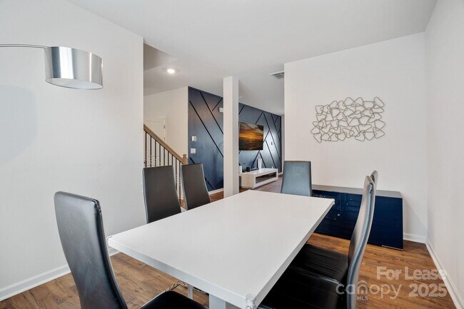 Building Photo - 136 Sequoia Frst Dr