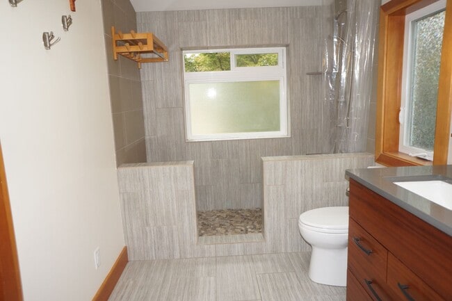 Building Photo - Amazing two bedroom sellwood beauty!