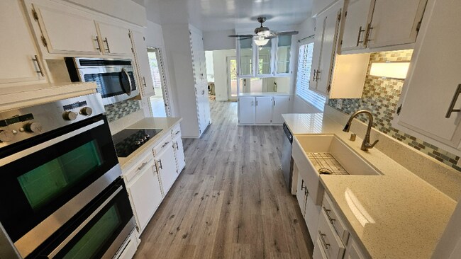 Building Photo - 2130 Beachwood Dr