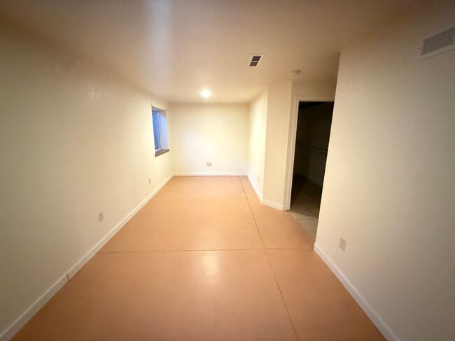 Building Photo - Beautiful 3-Level Corner Unit Condo with Garage