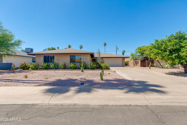 Primary Photo - 1119 E Balboa Dr