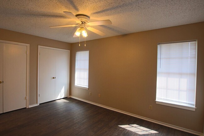 Building Photo - 201 Barbara St