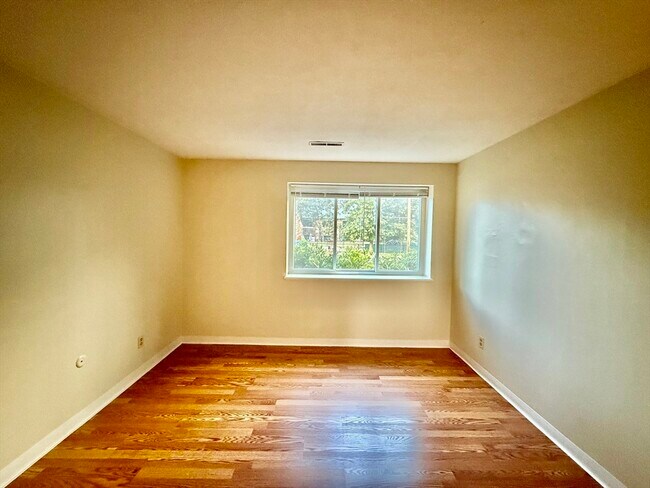 Building Photo - 160 Elm St