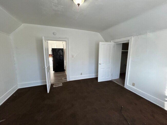 Building Photo - 210 S 4th St