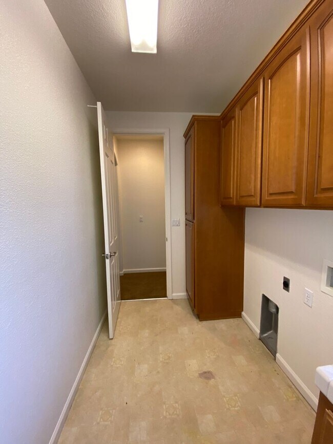 Building Photo - Elegant 2 story home in NW Visalia Coming ...