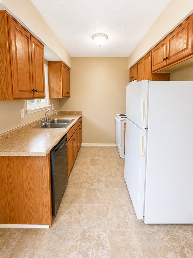 Building Photo - Spacious 3 Bed / 2 Bath Split-Level Duplex in Lee’s Summit