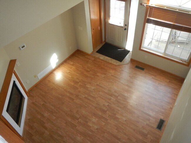 Building Photo - Nice 2 Bedroom 1.5 Bathroom Townhome in Hudson