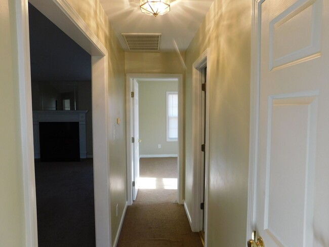 Building Photo - Great home in a desirable neighborhood!