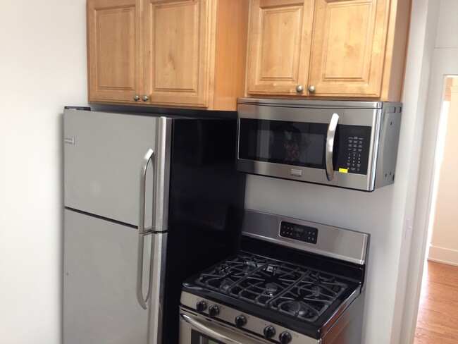 Building Photo - PRICE REDUCED! Remodeled 2 bed 1 bath apar...