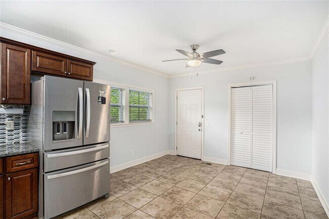 Building Photo - 3378 La Vista Dr
