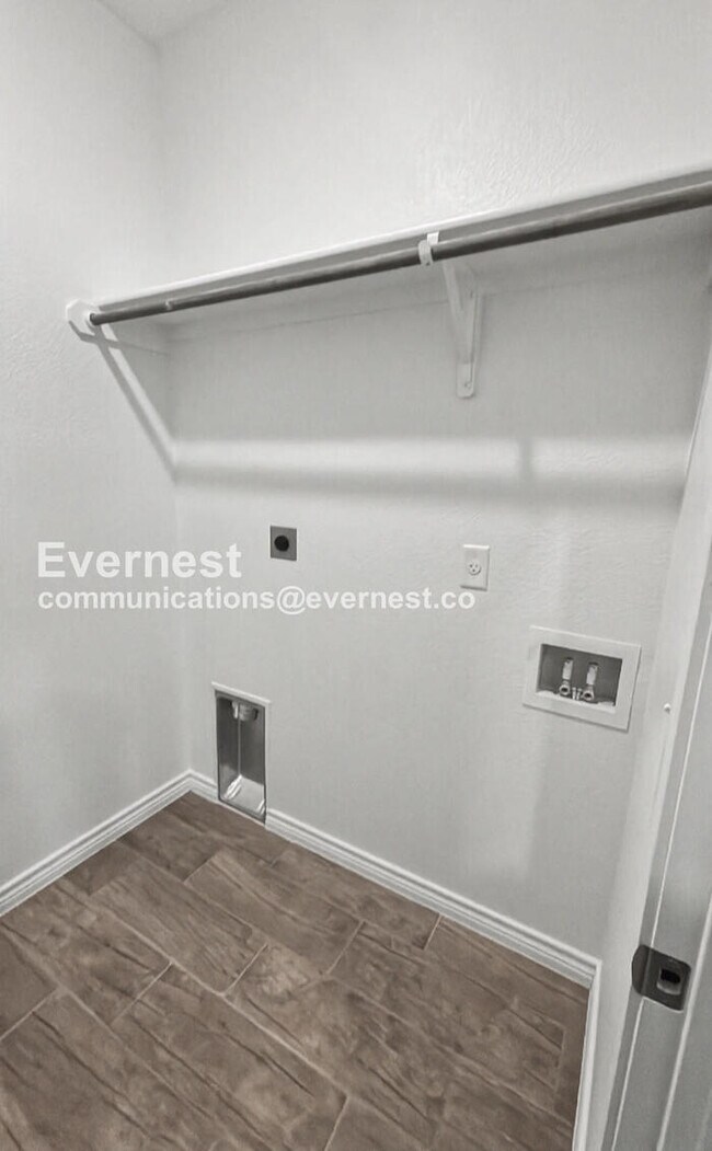 Building Photo - Limited Time Special Offer / 3 Bed, 2 Bath Home with Garage / Pet-Friendly / Vouchers Accepted / ...