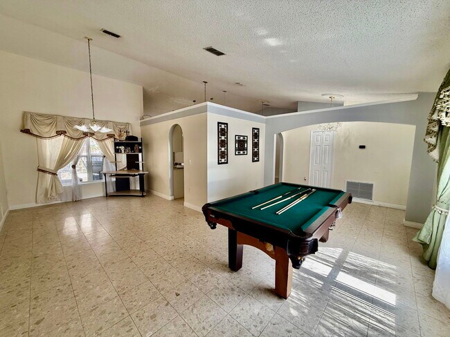 Building Photo - 125 SW Donna Terrace