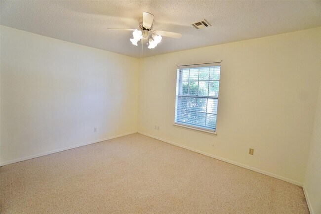 Building Photo - Cute 3 bed, 2 bath home near campus
