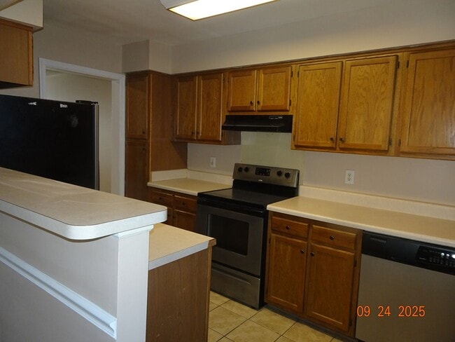Building Photo - 3 Bedrooms, 2.5 Bathrooms Townhouse Rental