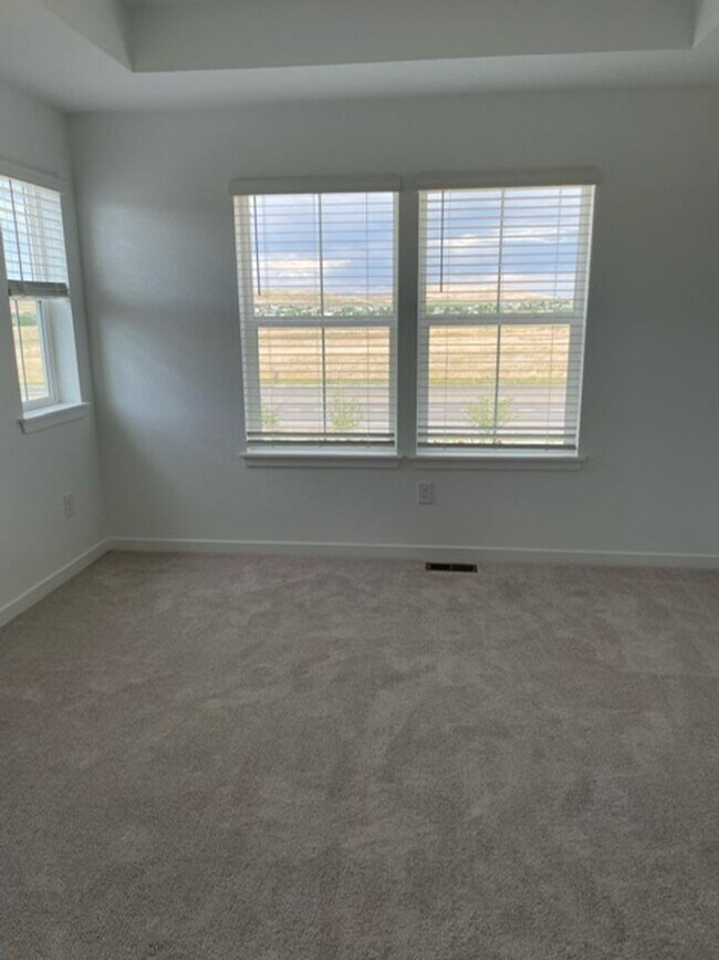 Building Photo - Spacious 4 Bed Townhome with 2-Car Garage in Erie-Available June 1!