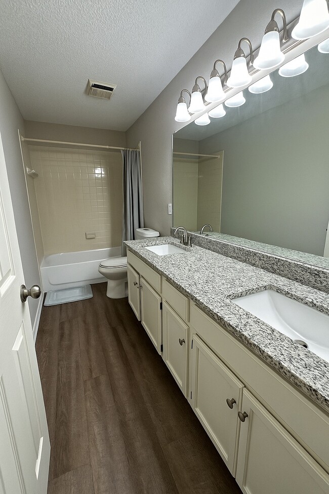 Building Photo - 304 N Essex Dr