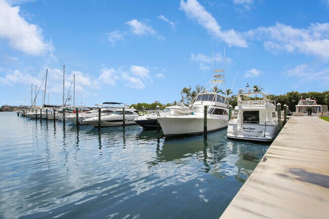 Building Photo - 806 E Windward Way