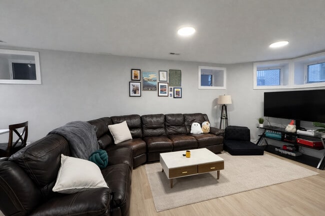 Building Photo - 1535 N Maplewood Ave