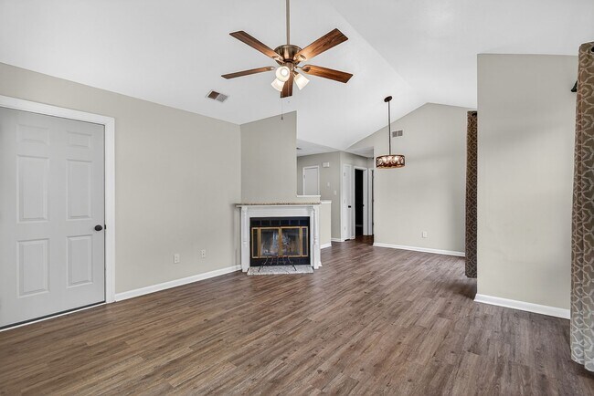Building Photo - Charming 2Bed Near Piney Green & Camp Lejeune