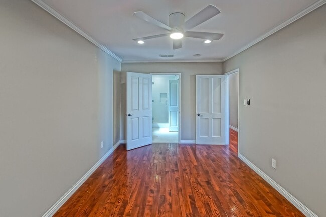 Building Photo - REMODELED, CHARMING & AIRY 3BR2BA HOME W/ OFFICE ON A LARGE LOT W/ NICELY LANDSCAPED FRONT YARD, ...