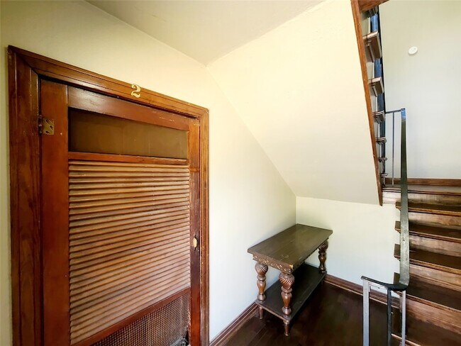Building Photo - 5920 La Vista Dr