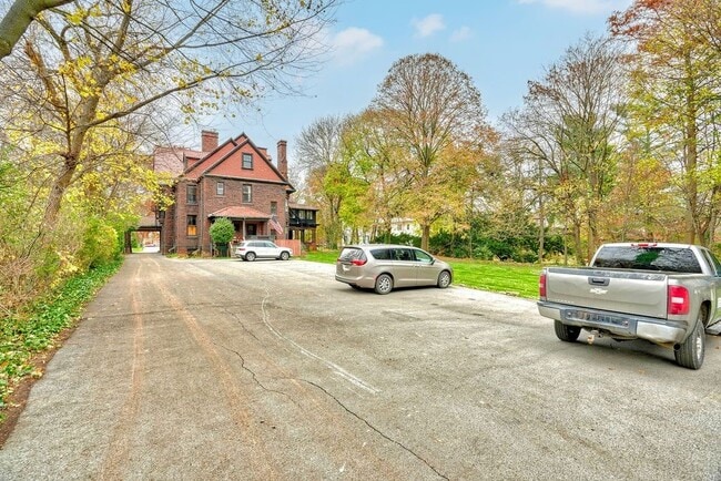 Building Photo - 987 East Ave