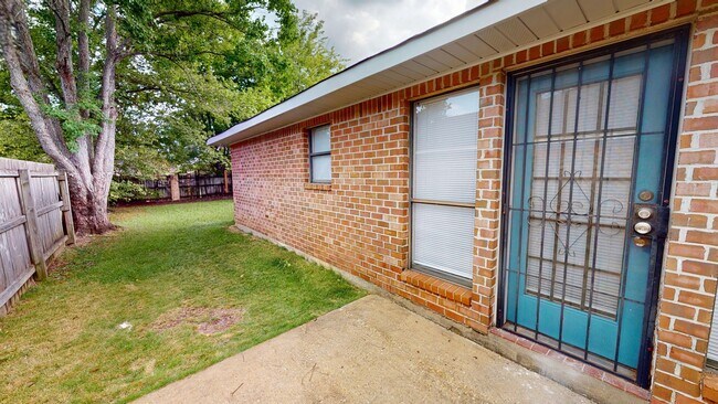 Building Photo - Updated 3/2 with Granite Counters and Stai...