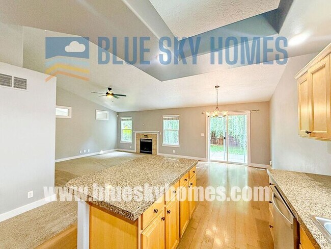 Building Photo - 5930 N Silver Maple Ave