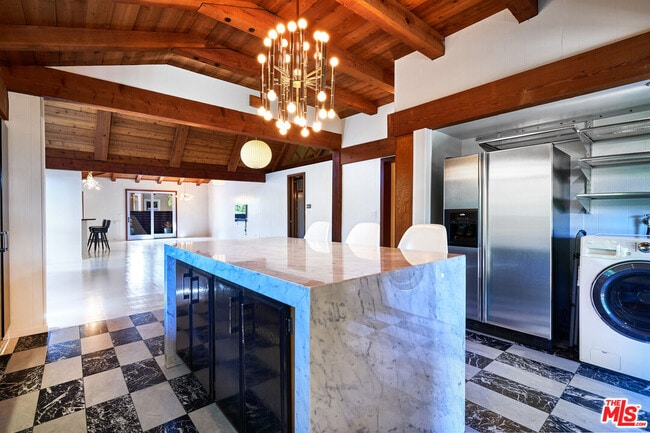 Building Photo - 201 S Larchmont Blvd