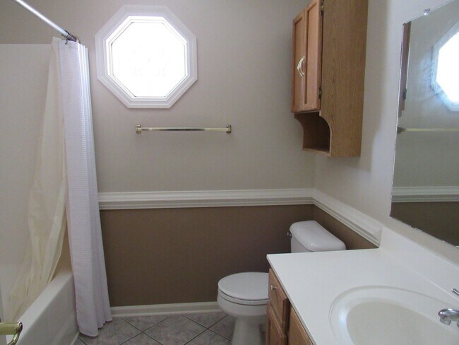 Building Photo - 3 BR 2 BA Hunters Creek