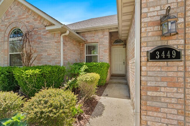 Building Photo - Come home to this gorgeous, light-filled home with an enormous and beautiful backyard!