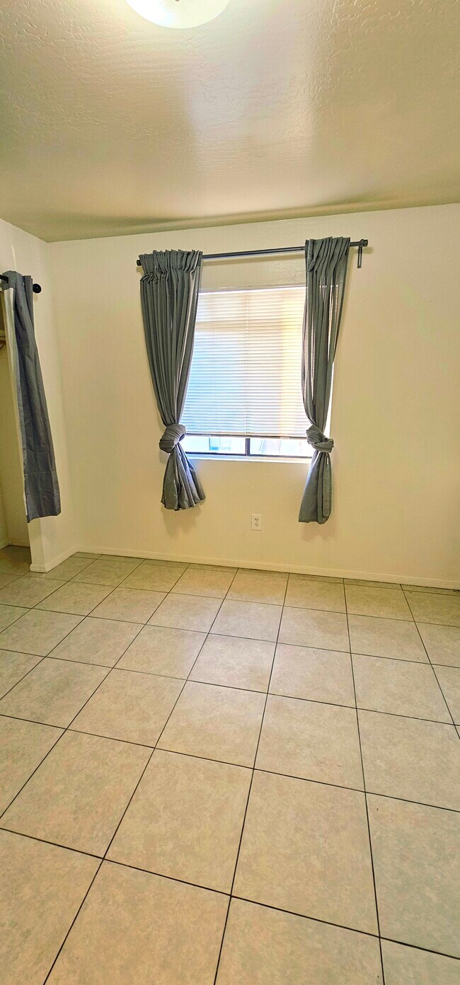 Building Photo - 2650