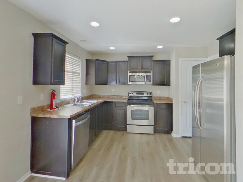 Building Photo - 2728 Sierra Springs Dr