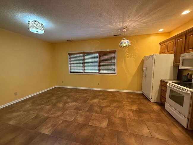 Building Photo - 1526 Circle Dr