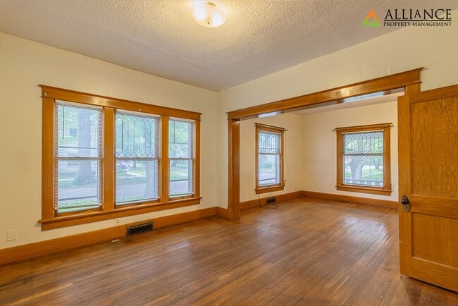 Primary Photo - 800 Osage St