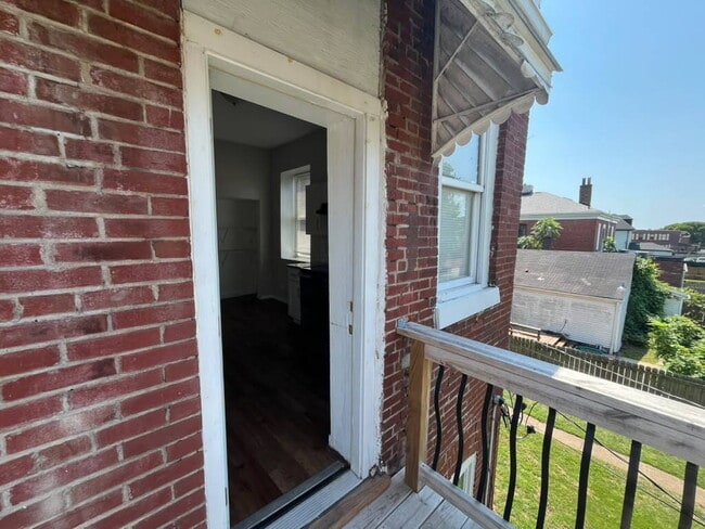 Building Photo - "Charming 4-Bed Duplex in St. Louis City 2nd Floor with Granite Countertops & Gleaming Hardwood F...